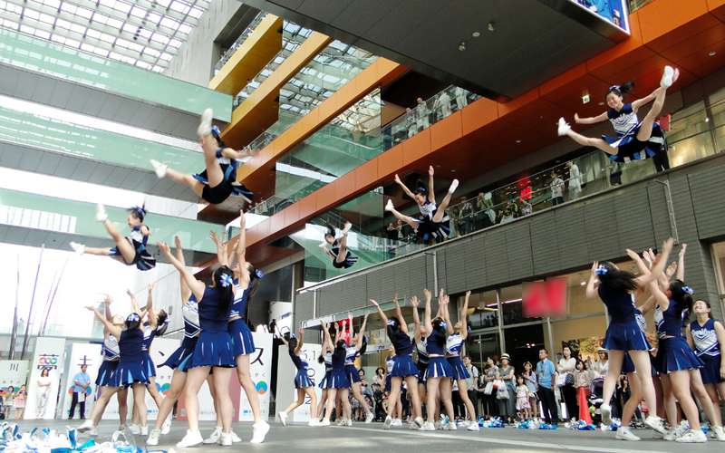二子玉川ライズ1階ガレリアでは東京都市大学等々力中学校・高等学校 舞チア部が開設を祝してパフォーマンス